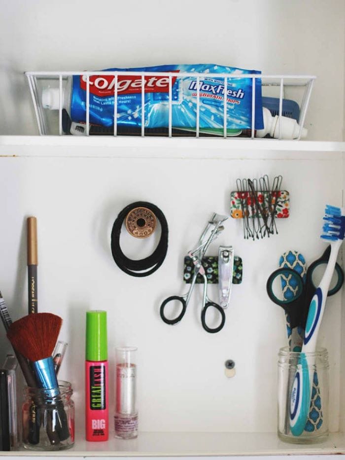 tiny-house-magnetic-storage-bathroom